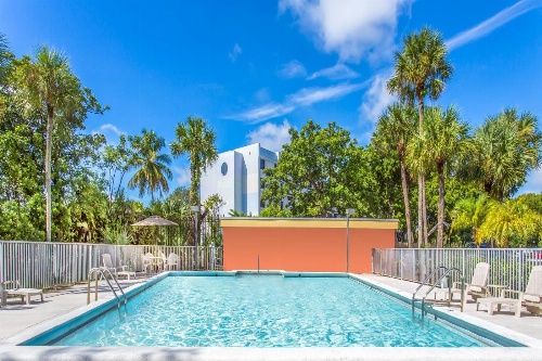 Days Inn by Wyndham Fort Lauderdale Airport Cruise Port image 2